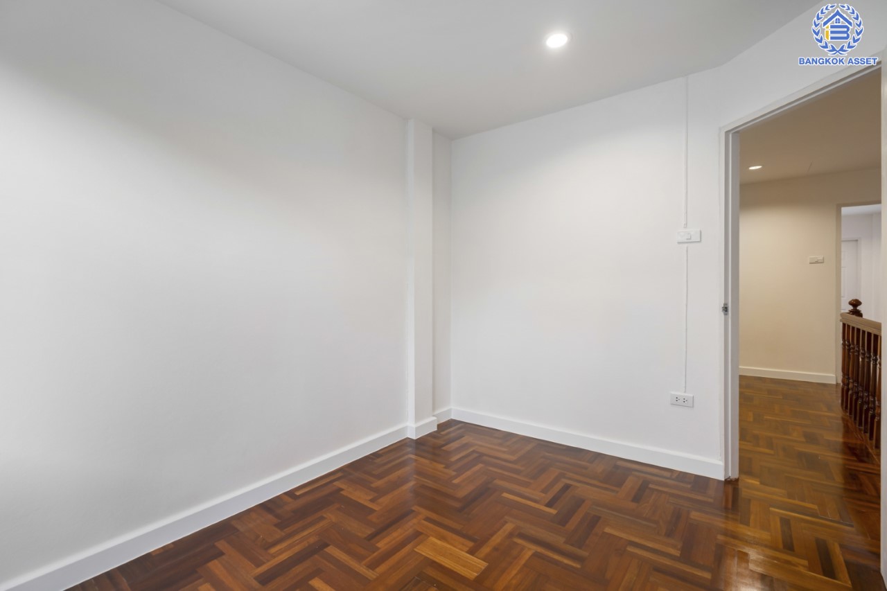 บ้านมือสองตกแต่งใหม่ ม.เรวดี3 ติวานนท์-เลี่ยงเมืองนนท์ฯ ทาวน์เฮ้าส์ตกแต่งพร้อมอยู่ เนื้อที่ 17 ตร.ว. ฟังก์ชัน 2 ห้องนอน 2 ห้องน้ำ 1 ที่จอดรถ พร้อม Living Area ชั้นสองกว้าง บนทำเลโซนเมือง! เข้า-ออกได้หลายเส้นทาง ถ.รัตนาธิเบศร์, ถ.ติวานนท์ และเลี่ยงเมืองนนท์ฯ ใกล้เซ็นทรัลรัตนาธิเบศร์ และรถไฟฟ้าสายสีม่วง ทั้ง "สถานีกระทรวงสาธารณสุข" และ "สถานีศูนย์ราชการนนทบุรี"